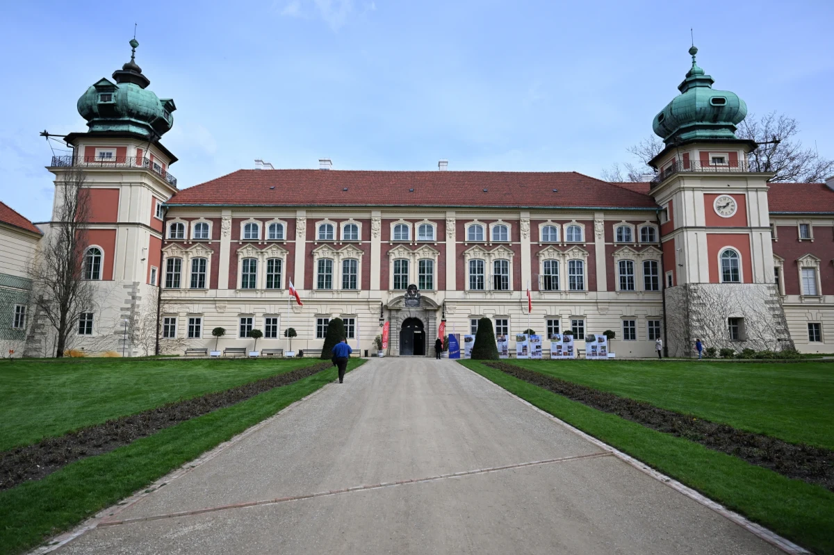 W piątek wieczorem na scenie Muzeum-Zamku w Łańcucie odbędzie się niezwykły koncert pt. „Szlagiery dwudziestolecia międzywojennego”. W programie między innymi piosenki kabaretów Qui Pro Quo czy znane melodie filmowe z lat 20. i 30. XX wieku.