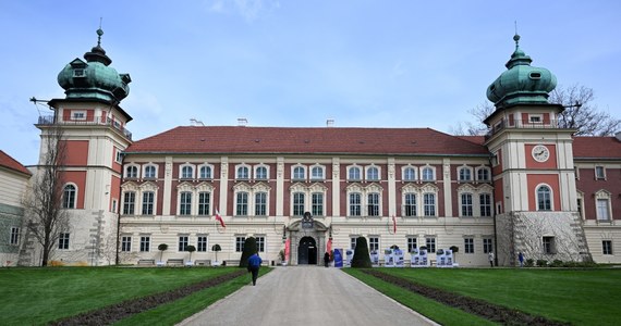 W piątek wieczorem na scenie Muzeum-Zamku w Łańcucie odbędzie się niezwykły koncert pt. „Szlagiery dwudziestolecia międzywojennego”. W programie między innymi piosenki kabaretów Qui Pro Quo czy znane melodie filmowe z lat 20. i 30. XX wieku.