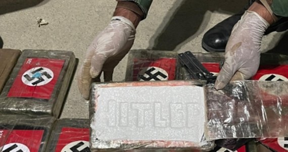 Peruwiańska policja przechwyciła 58 kilogramowych paczek z kokainą. Każda z nich miała nalepkę ze swastyką i nazwisko Hitlera odciśnięte na sprasowanym proszku. Narkotyki miały trafić do Belgii.