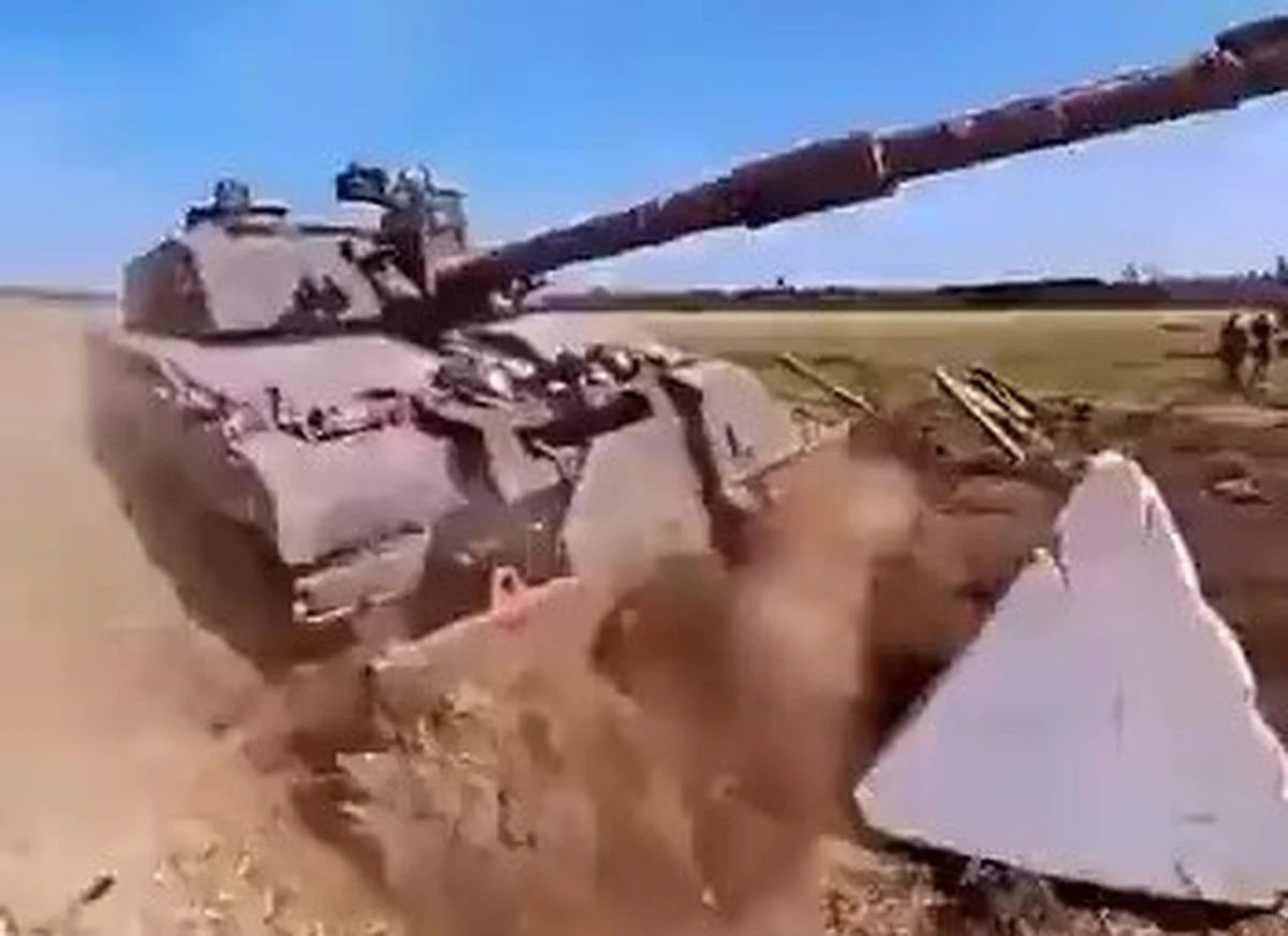 Ukraińcy szykują się do kontrofensywy. Elementem przygotowań są nie tylko uderzenia w logistykę sił rosyjskich, ale i działania informacyjne. 
Ukraiński resort obrony opublikował nagranie, na którym jeden z przekazanych przez Wielką Brytanię czołg Challenger 2 równa z ziemią "zęby smoka", fortyfikacje powszechnie stosowane przez Rosjan.