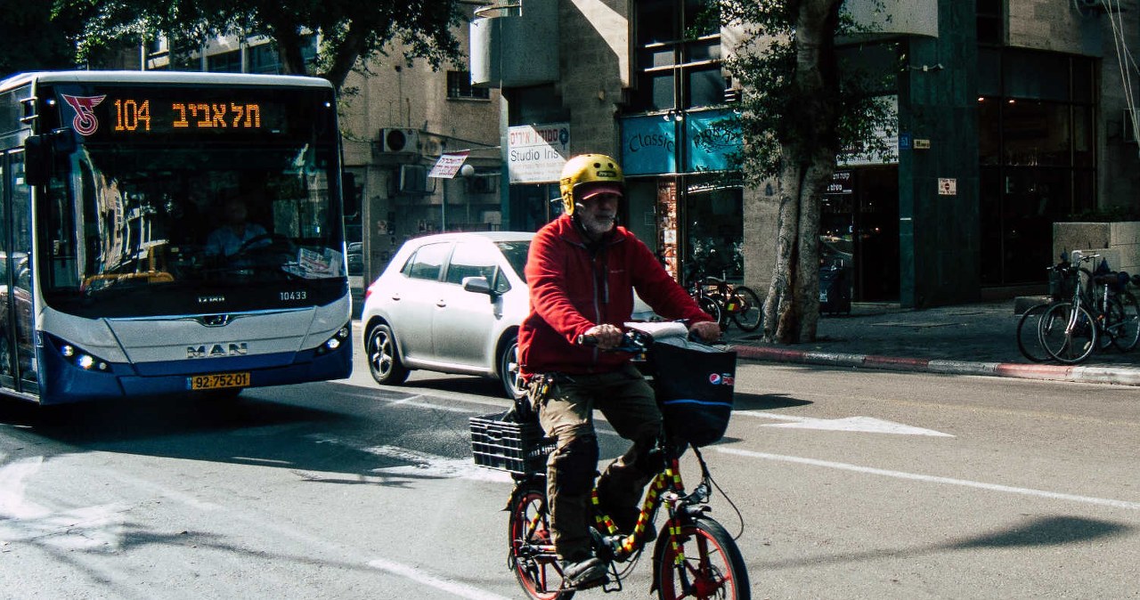 Rowerzysta blokuje drogę. Czy mogę najechać na linię i go wyprzedzić?