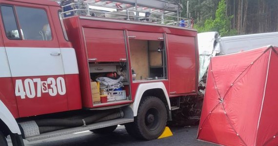 Dwie osoby zginęły w tragicznym wypadku na S1 w woj. śląskim. W Mierzęcicach samochód dostawczy uderzył w wóz strażacki. Zginęły dwie osoby – informuje dziennikarka RMF FM Anna Kropaczek. Ofiary to osoby podróżujące dostawczakiem. Poszkodowany został także jeden strażak, jego życie nie jest zagrożone.