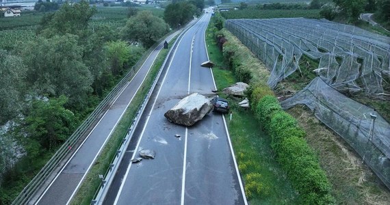 Niewiele brakło, a ogromny głaz zabiłby czterech młodych Włochów na jednej z dróg we włoskiej prowincji Bolzano na północy kraju. Refleksem wykazał się kierowca, który w ostatniej chwili zauważył nadciągające zagrożeniem i odbił kierownicą.