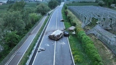 Gigantyczny głaz spadł na drogę. Cudem uniknęli śmierci