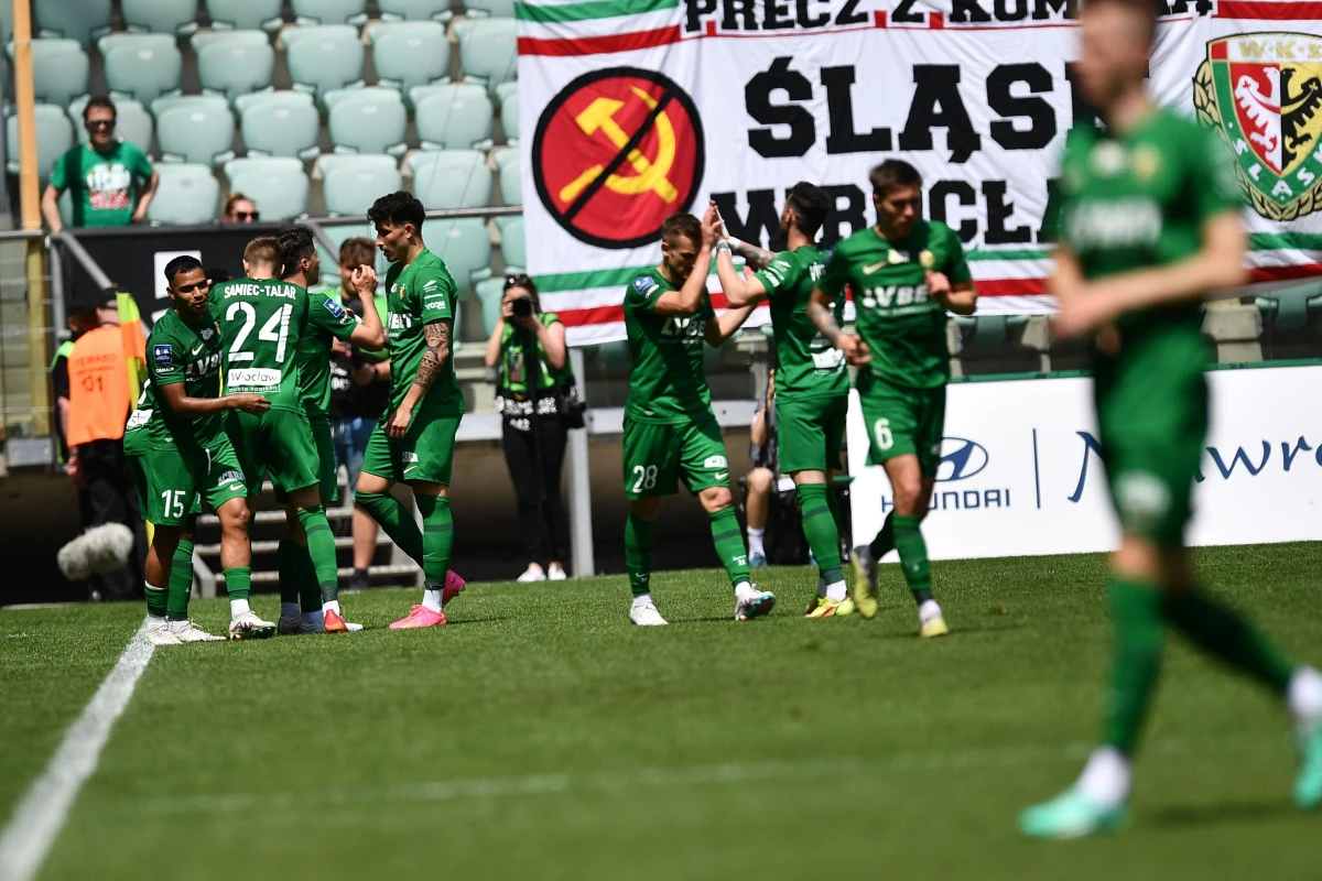 Bardzo trudne zadanie przed Śląskiem Wrocław, który w ostatniej kolejce piłkarskiej ekstraklasy o utrzymanie w lidze musi powalczyć z Legią. Pozornie łatwiejsze zadanie mają piłkarze Wisły Płock, którzy pojadą na mecz z Cracovią. Z kolei Korona Kielce zagra z Widzewem Łódź, który (obok Rakowa) można uznać za piłkarski fenomen ostatnich lat w Polsce. 