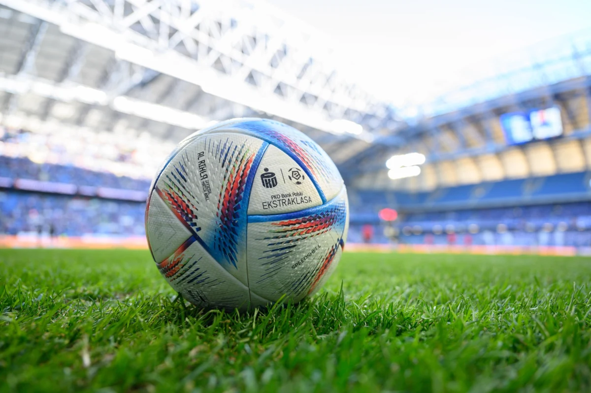 Jeden punkt wystarczy, by ŁKS Łódź cieszył się z powrotu do piłkarskiej PKO BP Ekstraklasy. Wydaje się, że dotychczas najlepszy zespół w Fortuna 1. Lidze nie powinien mieć kłopotów z siódmą drużyną w tabeli. Problem w tym, że ŁKS na wyjeździe w Gdyni nigdy nie wygrał meczu ligowego. 