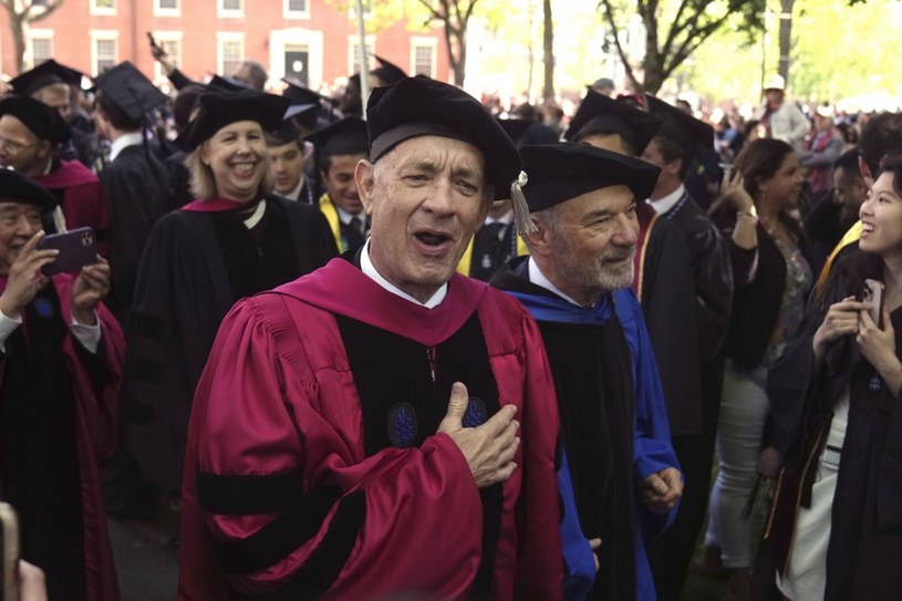 Gwiazdor "Forresta Gumpa" został wyróżniony przez władze Uniwersytetu Harvarda tytułem doktora honoris causa. W płomiennym przemówieniu skierowanym do absolwentów tej uczelni dwukrotny zdobywca Oscara apelował o to, by odważnie stawali w obronie prawdy i amerykańskich ideałów oraz przeciwstawiali się obojętności. "Odpowiedzialność za to, w jakim świecie żyjemy, spoczywa na nas wszystkich" - powiedział ze sceny aktor.