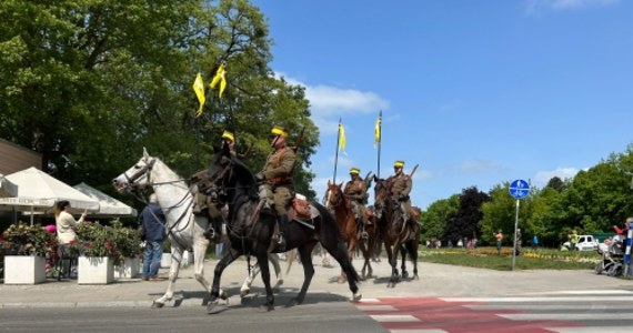 Przejazdem Szwadronu Kawalerii Wojska Polskiego przez miasto rozpoczęły się w Szczecinie Dni Kawalerii. Kilkadziesiąt koni i żołnierzy w galowych ułańskich mundurach można było zobaczyć na trasie Jasne Błonia - Wały Chrobrego - Jasne Błonia. Jutro ułanów będzie można spotkać przed Netto Areną i na terenie strzelnicy na Krzekowie, gdzie zaprezentują swoje umiejętności.