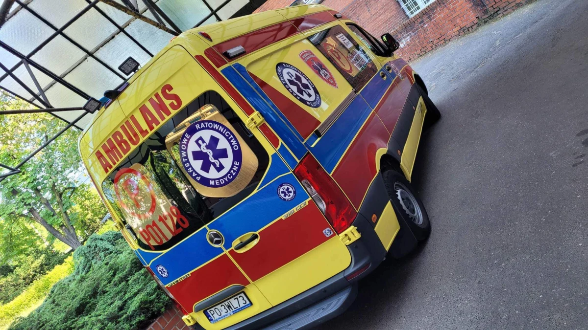 Zapłakane dziecko goniące tramwaj - taki obrazek zobaczyli poznańscy ratownicy medyczni. Ich reakcja była natychmiastowa. Dogonili chłopca i się nim zaopiekowali. Okazało się, że w tramwaju była jego mama.