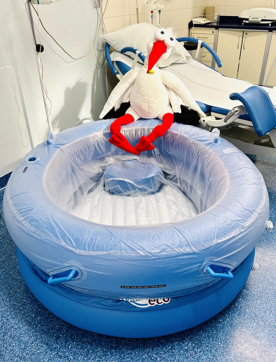 Prezent na Dzień Matki dostały pacjentki bloku porodowego szpitala Szczecin-Zdroje. Mogą korzystać ze specjalnego basenu porodowego. To opcja coraz częściej i chętniej wybierana przez rodzące na całym świecie. Dodatkowo, dzięki dotacji z urzędu marszałkowskiego, zdrojowski blok porodowy rozszerza ofertę nieinwazyjnych metod łagodzenia bólu okołoporodowego dzięki zakupowi mat do akupresury, piłeczek antystresowych                oraz nowych zestawów do aromaterapii.