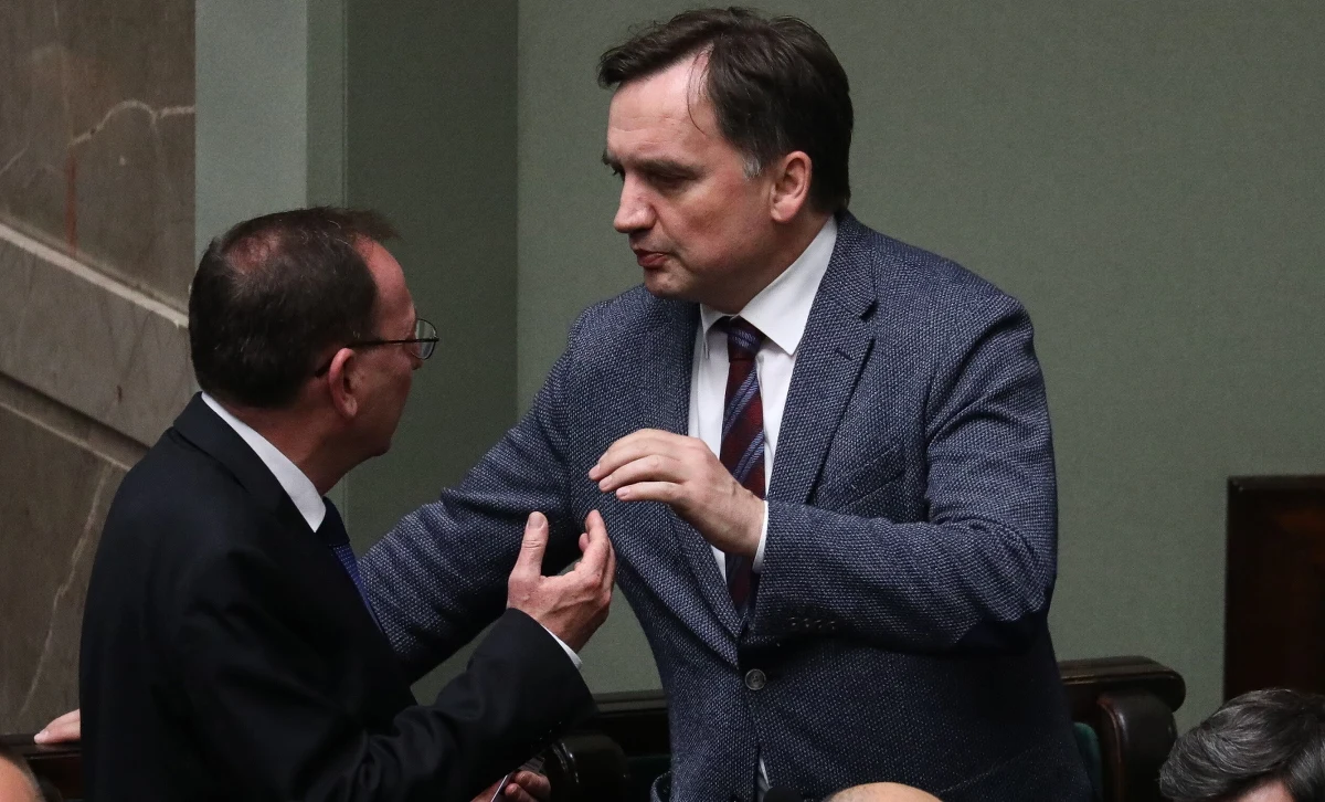 "Jeżeli PiS będzie miał w połowie czerwca sondaże wyraźnie poniżej 30 proc. głosów, czyli tak naprawdę będzie mógł grać właśnie o to, żeby być silną opozycją, to wydaje mi się, że rozstanie ze Zbigniewem Ziobro nastąpi. Jeśli natomiast PiS będzie miał notowania zbliżające się do 40 proc. (...), to ten rachunek będzie bardziej skomplikowany, bardziej złożony" - powiedział w Radiu RMF24 prof. Sławomir Sowiński z Uniwersytetu Kardynała Stefana Wyszyńskiego w Warszawie, który komentował napięte stosunki między PiS-em a Suwerenną Polską.