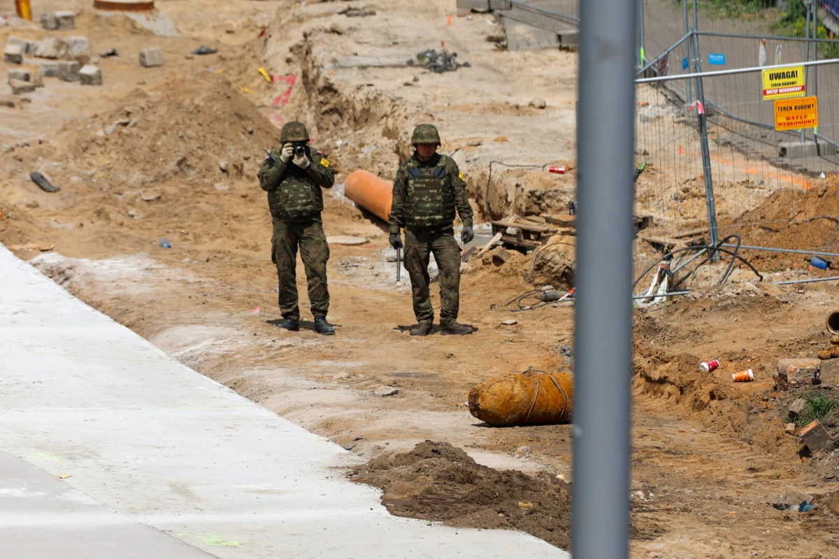 Zakończyła się akcja saperów we Wrocławiu. Ewakuowani mieszkańcy mogą wracać do swoich mieszkań, odblokowano też ulice.  Na placu budowy przy Placu Staszica znaleziono ważącą 250 kg bombę lotniczą.


