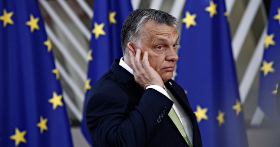 Parlament Europejski domaga się anulowania węgierskiego przewodnictwa w Radzie Unii Europejskiej w związku z łamaniem przez ten kraj zasad praworządności. Budapeszt ma objąć prezydencję w drugiej połowie przyszłego roku.