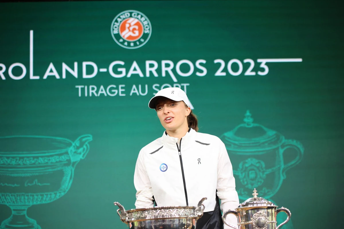 Iga Świątek ma dobre wieści dla kibiców. "Cieszę się, że jestem zdrowa" - zapewniła na konferencji prasowej przed rozpoczęciem wielkoszlemowego turnieju Rolanda Garrosa. Do Paryża, gdzie polska tenisistka będzie broniła tytułu, przyjechała po kreczu w ćwierćfinale turnieju w Rzymie.