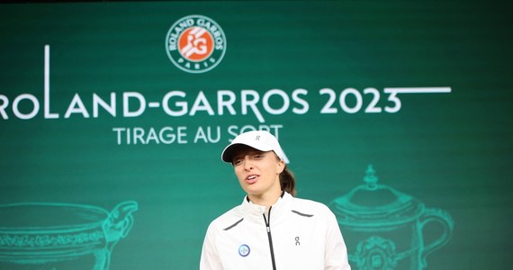 Iga Świątek ma dobre wieści dla kibiców. "Cieszę się, że jestem zdrowa" - zapewniła na konferencji prasowej przed rozpoczęciem wielkoszlemowego turnieju Rolanda Garrosa. Do Paryża, gdzie polska tenisistka będzie broniła tytułu, przyjechała po kreczu w ćwierćfinale turnieju w Rzymie.