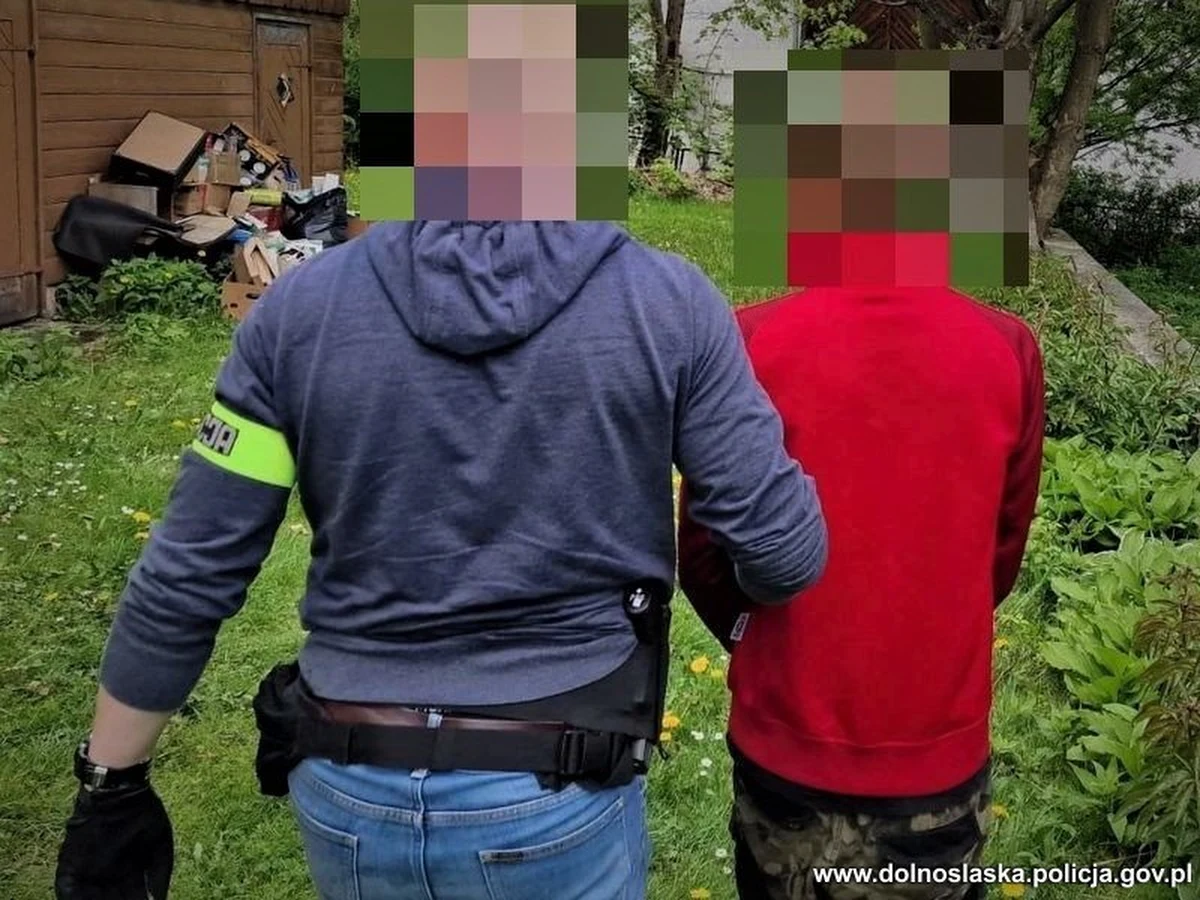 ​Funkcjonariusze z Karpacza (Dolnośląskie) zatrzymali dwie osoby, które włamały się do jednego z domów i wyniosły z niego kosztowności, które następnie trafiły na sprzedaż. Łupem 21-latka padły przedmioty o wartości 20 tysięcy złotych, a były to między innymi znaczki, numizmaty i biżuteria. Większość skradzionych przedmiotów policjanci odzyskali. Podejrzani za popełnione przestępstwa odpowiedzą teraz przed sądem.