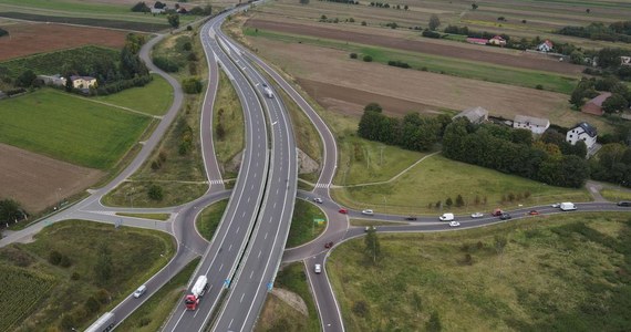 Do roku 2027 powinny powstać dwa odcinki drogi ekspresowej S12 na Lubelszczyźnie prowadzące do granicy z Ukrainą: Piaski - Dorohucza oraz Chełm - Dorohusk. Koszt ich wybudowania to 1,3 mld zł. GDDKiA podpisała właśnie umowę z wykonawcą na zaprojektowanie i budowę obu tych odcinków.

