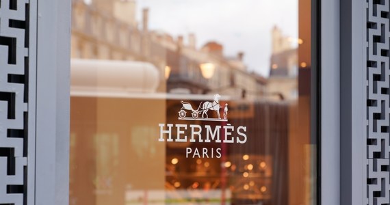 Złodzieje staranowali witrynę sklepu Hermes we francuskim Lille, po czym zrabowali torebki, ubrania i biżuterię. To już trzeci taki rabunek luksusowego sklepu - poinformował portal dziennika Le Monde.