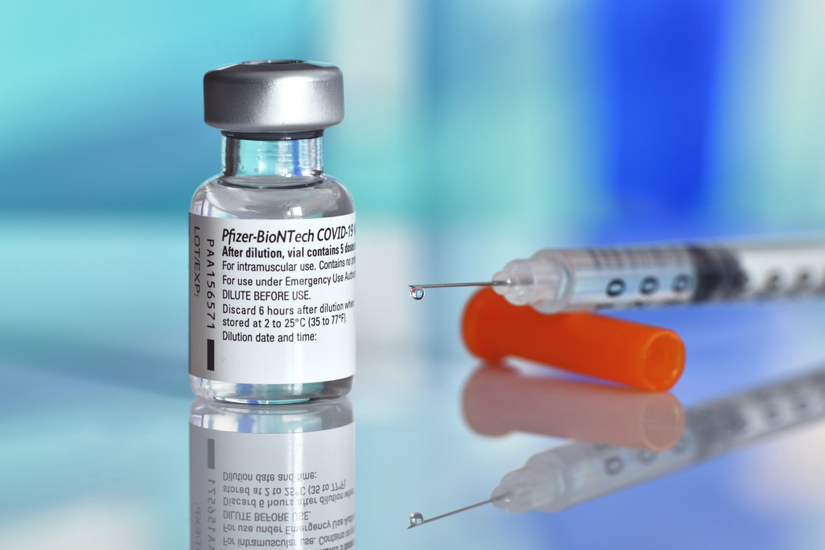 ​Komisja Europejska porozumiała się w piątek z firmami BioNTech/Pfizer w sprawie szczepionek przeciw Covid-19, m.in. co do możliwości zmniejszenia ich dostaw i przedłużenie okresu, w którym państwa członkowskie UE będą mogły odebrać dostawy.