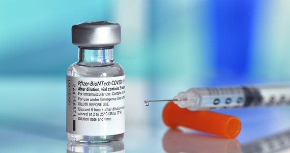 ​Komisja Europejska porozumiała się w piątek z firmami BioNTech/Pfizer w sprawie szczepionek przeciw Covid-19, m.in. co do możliwości zmniejszenia ich dostaw i przedłużenie okresu, w którym państwa członkowskie UE będą mogły odebrać dostawy.