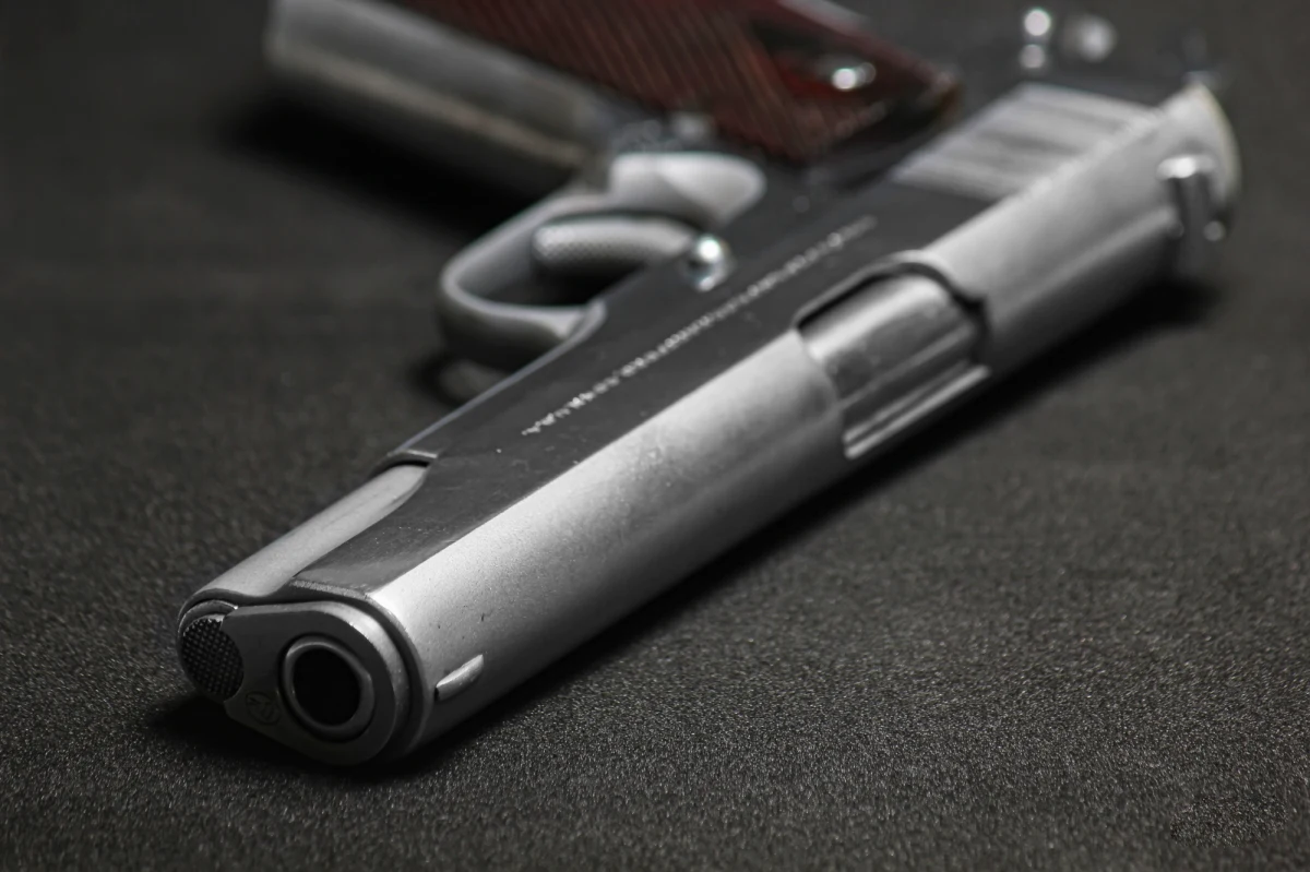 ​Nawet dożywocie grozi Krzysztofowi J., który w maju ub. roku w Poznaniu postrzelił próbującego go wylegitymować funkcjonariusza. Mężczyzna został oskarżony m.in. o usiłowanie zabójstwa i czynną napaść na policjantów. Proces Krzysztofa J. ruszył w piątek w Sądzie Okręgowym w Poznaniu.