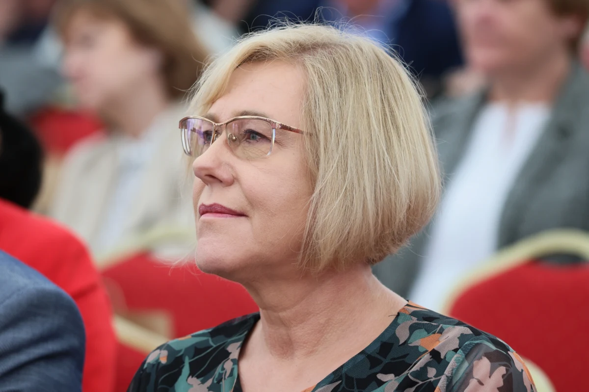 Małopolska kurator oświaty wydała oświadczenie w sprawie dyrektora III Liceum Ogólnokształcącego w Tarnowie. Jan Ryba został zawieszony po tym, jak w czerwcu ubiegłego roku powiadomił sąd o niepokojącej sytuacji jednej z uczennic. W kwietniu jej matka usłyszała zarzut psychicznego i fizycznego znęcania się nad dzieckiem. Barbara Nowak łumaczy jednak, że zawiadomienie, które złożył dyrektor, było "w ocenie Małopolskiego Kuratora Oświaty działaniem spóźnionym". 