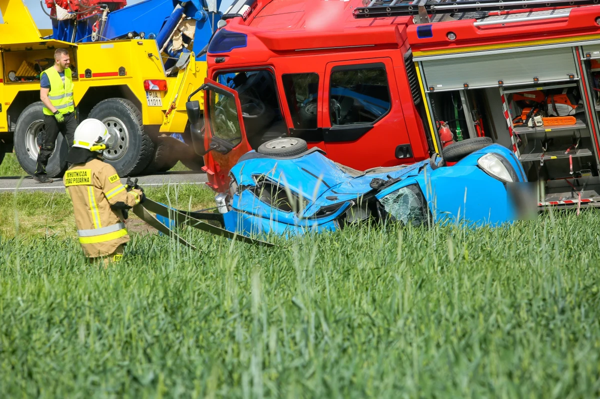 Dwie osoby zginęły w wypadku na drodze krajowej numer 15 w Krotoszynie w Wielkopolsce. Auto osobowe zderzyło się tam z wozem strażaków. Służby jechały na interwencję do Wolenic, gdzie zginęła jedna osoba. 