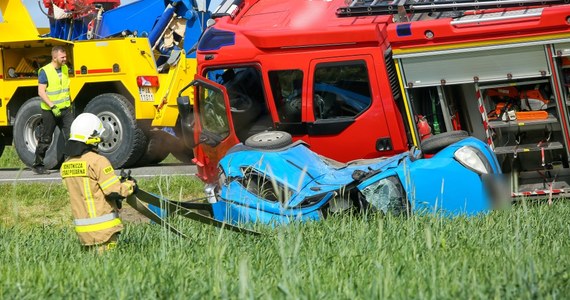 Dwie osoby zginęły w wypadku na drodze krajowej numer 15 w Krotoszynie w Wielkopolsce. Auto osobowe zderzyło się tam z wozem strażaków. Służby jechały na interwencję do Wolenic, gdzie zginęła jedna osoba. 