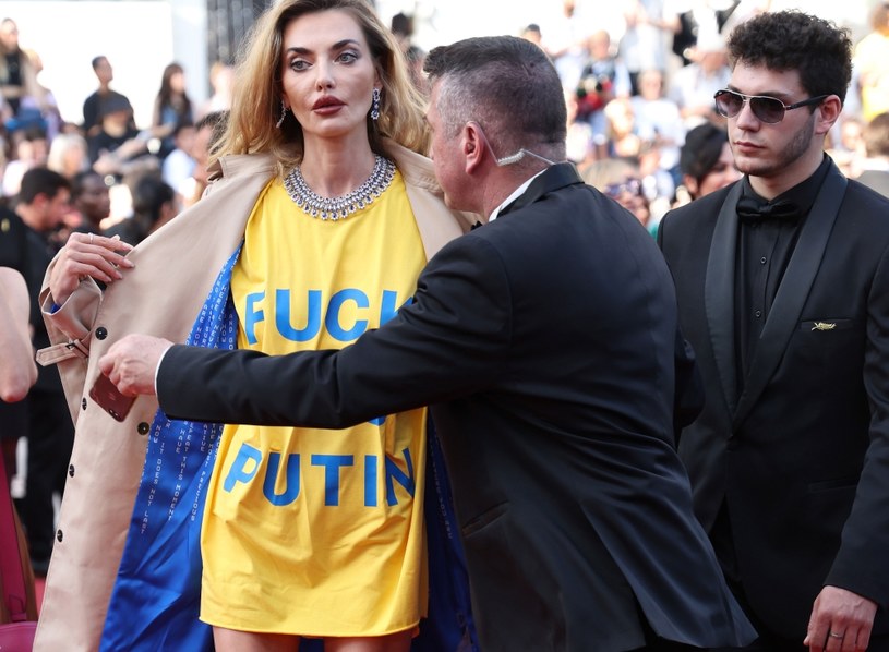 Przed piątkowym pokazem filmu Kena Loacha "The Old Oak" na czerwonym dywanie pojawiła się ukraińska modelka Alina Baikova, która pod prochowcem miała żółtą koszulkę z napisem "Fuck You Putin". Zanim zdążyła zaprezentować t-shirt fotoreporterom, została jednak poproszona przez ochronę imprezy o ponowne założenie płaszcza. 