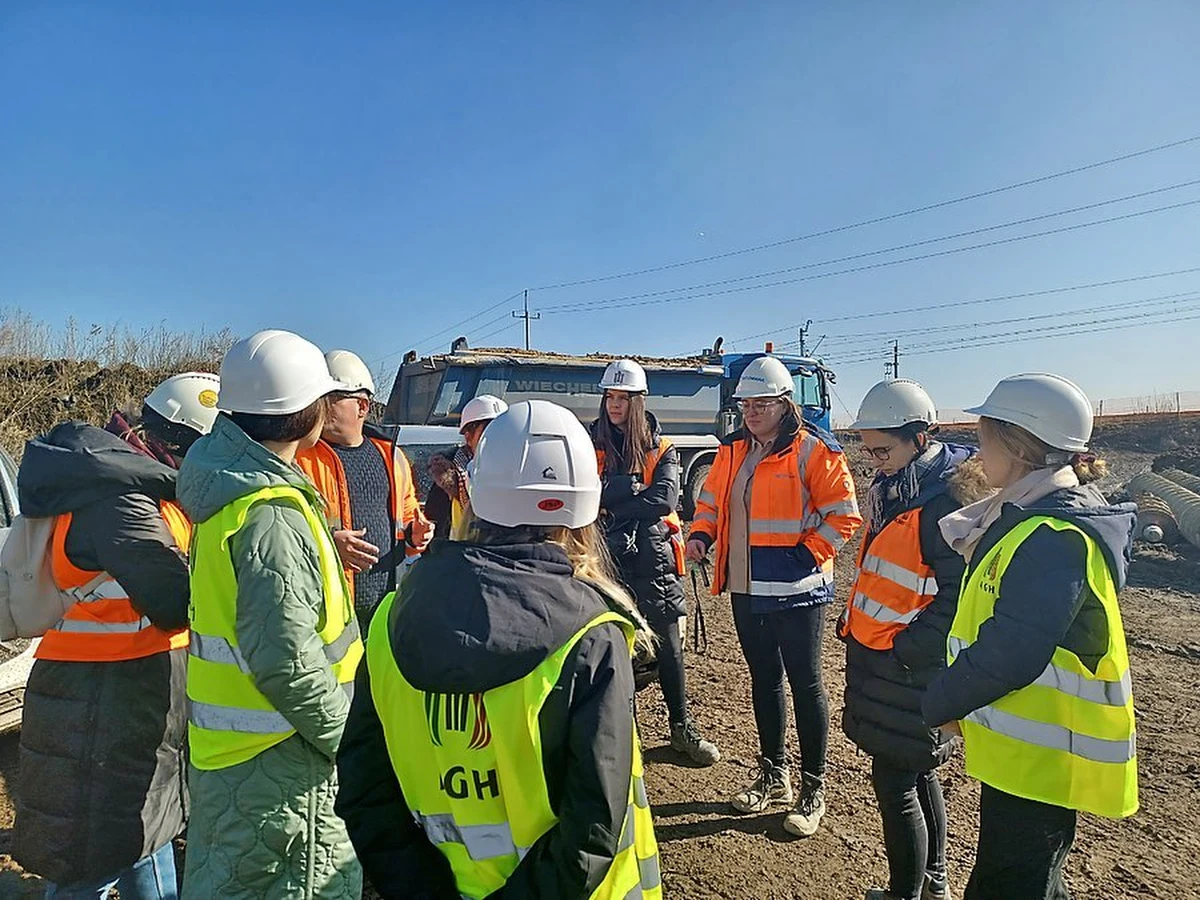 "Branże dotychczas funkcjonujące w domenie męskiej takie jak przemysł, inżynieria mogą być miejscem pracy wolnym od szklanych sufitów oraz stereotypów" - przekonuje Marzena Maj wiceprezeska dużej międzynarodowej firmy, uczestniczka konferencji "Kobiety Rakiety - Wystrzel swoją karierę w kosmos!", która odbędzie się 29 maja na krakowskiej AGH.