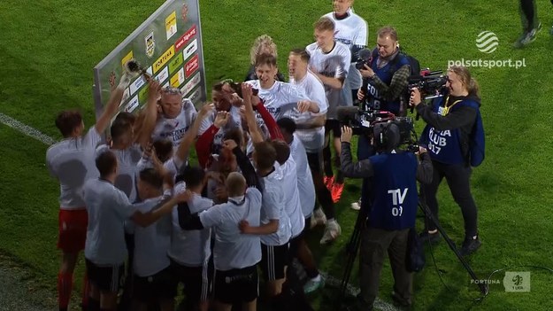 Kazimierz Moskal został oblany przez swoich piłkarzy szampanem podczas wywiadu z reporterką Polsatu Sport.

Fortuna 1 Liga oglądaj w Polsat Sport oraz na  Polsat BOX Go   Oglądaj wygodnie gdziekolwiek chcesz: na komputerze, na tablecie, na smartfonie, na Smart TV.

W tekście zawarto link serwisu partnerskiego


