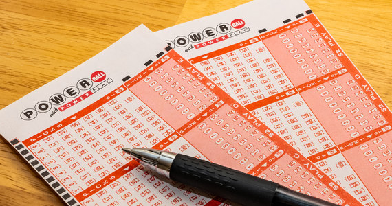 Zwycięzca rekordowej kwoty na loterii Powerball w Kalifornii, w wysokości 2,04 mld dolarów został pozwany przez mężczyznę, który twierdzi, że kupon został mu skradziony przed ogłoszeniem wygranej.