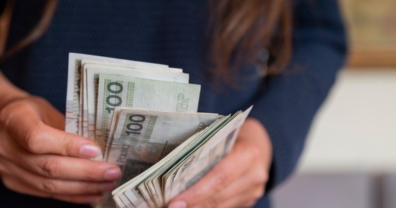 "Minimalne wynagrodzenie w 2024 r. wyniesie powyżej 4,2 tys. złotych. w związku z wysoką inflacją, tak jak w tym roku, będzie ono ustalone w dwóch terminach - od 1 stycznia i od 1 lipca" - przekazała minister rodziny i polityki społecznej Marlena Maląg.