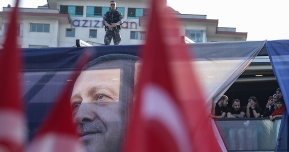 W niedzielę w Turcji odbędzie się druga tura wyborów prezydenckich, w której zmierzą się obecny prezydent Recep Tayyip Erdogan oraz wspierany przez większość opozycji Kemal Kilicdaroglu. Głosowanie potrwa od godz. 8 czasu lokalnego (7.00 czasu polskiego) do 17.00.
