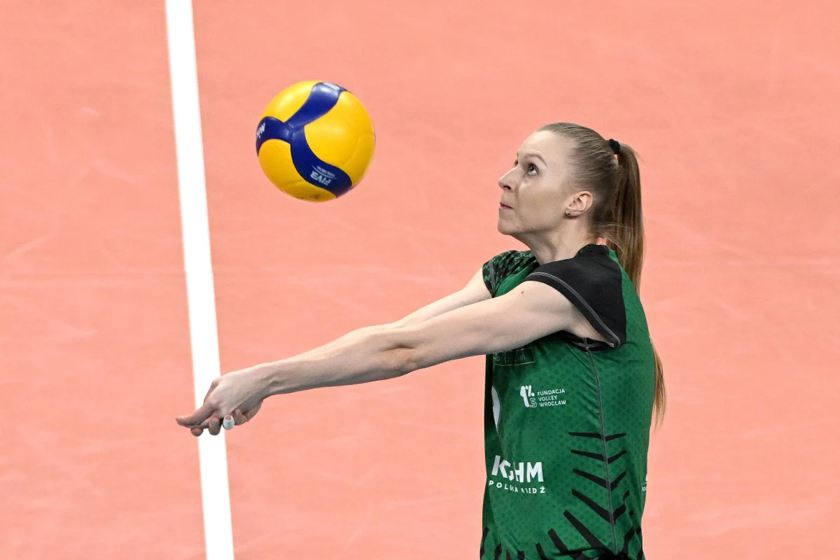 Trener polskich siatkarek Stefano Lavarini podał skład, w jakim biało-czerwone wystąpią w pierwszym turnieju Ligi Narodów w Turcji. Wśród 14 zawodniczek powołanych przez włoskiego szkoleniowca nie ma Joanny Wołosz. Jest za to debiutantka Joanna Pacak. Zgodnie ze wcześniejszymi zapowiedziami nie ma również Malwiny Smarzek.