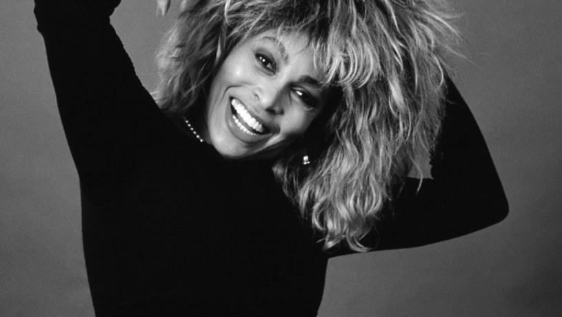 Tina Turner znana była nie tylko ze względu na swoje dokonania muzyczne, ale także przez... charakterystyczną fryzurę. Stylista gwiazdy zdradził, że nie tylko uwielbiała ona peruki, ale również sama je robiła.