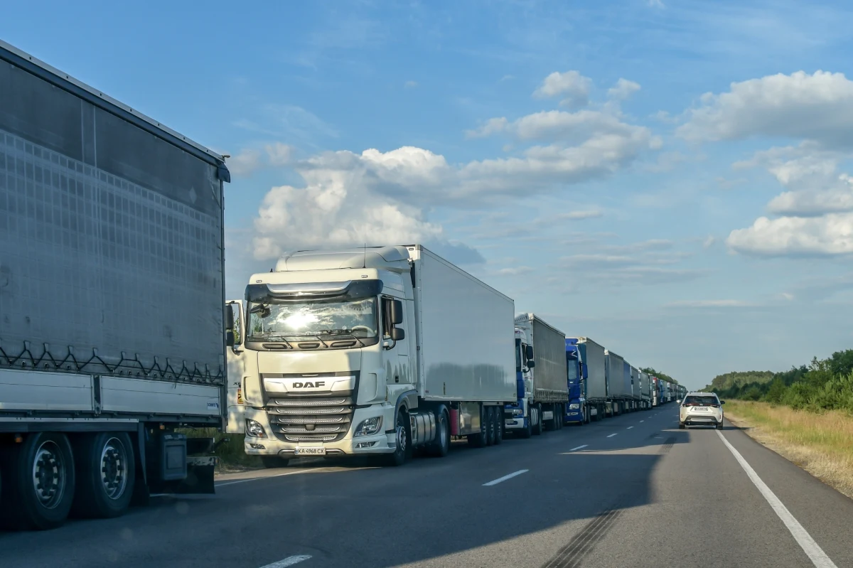 Ok. 45 godzin czekają w sobotę kierowcy tirów na wyjazd z kraju przez przejście z Ukrainą w Dorohusku (Lubelskie). Czas oczekiwania na odprawę w kierunku Białorusi przez przejście w Koroszczynie wynosi ok. 30 godzin - poinformował rzecznik Izby Administracji Skarbowej w Lublinie Michał Deruś.
