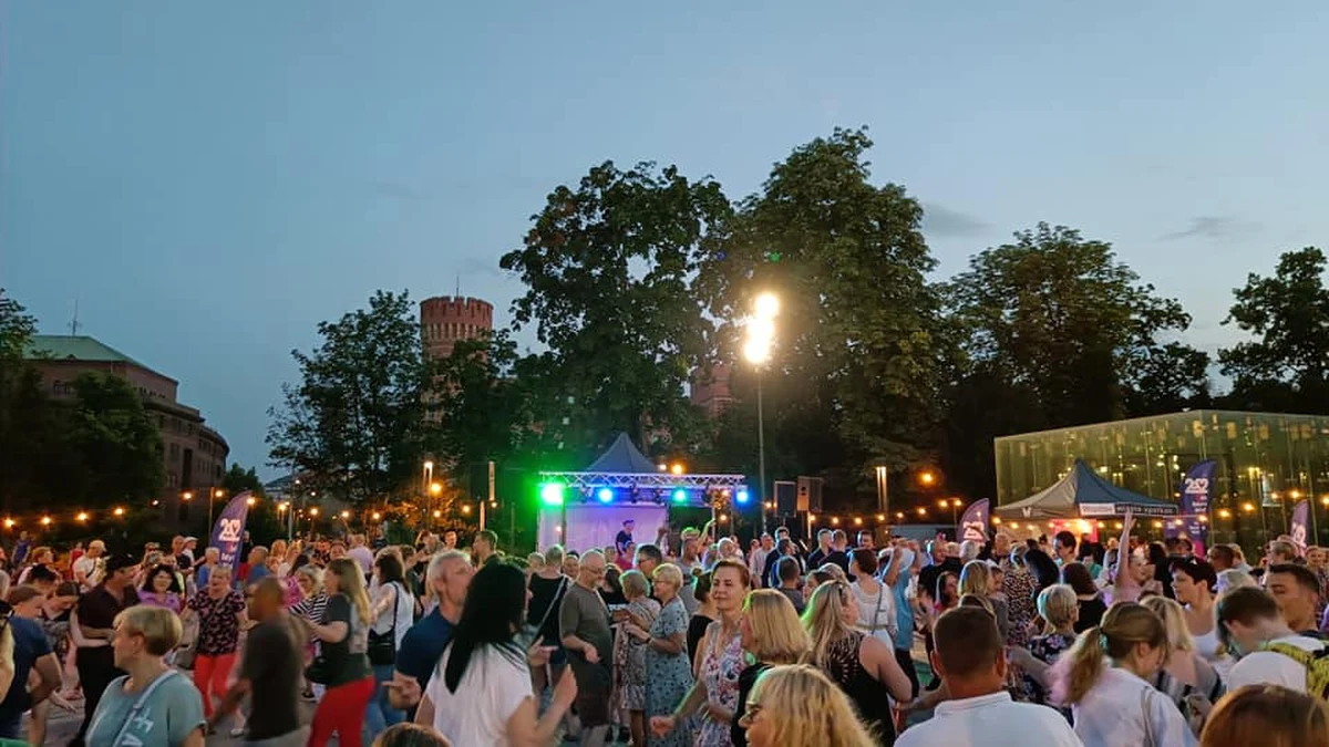 Rusza kolejny sezon Wrocławskich Potańcówek na placu Wolności. To cykl bezpłatnych zabaw tanecznych w centrum miasta. Pierwsza zacznie się już dziś o osiemnastej. Jej hasło to "Muzyka łączy pokolenia".