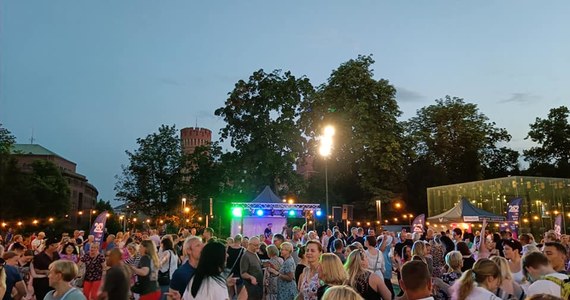 Rusza kolejny sezon Wrocławskich Potańcówek na placu Wolności. To cykl bezpłatnych zabaw tanecznych w centrum miasta. Pierwsza zacznie się już dziś o osiemnastej. Jej hasło to "Muzyka łączy pokolenia".