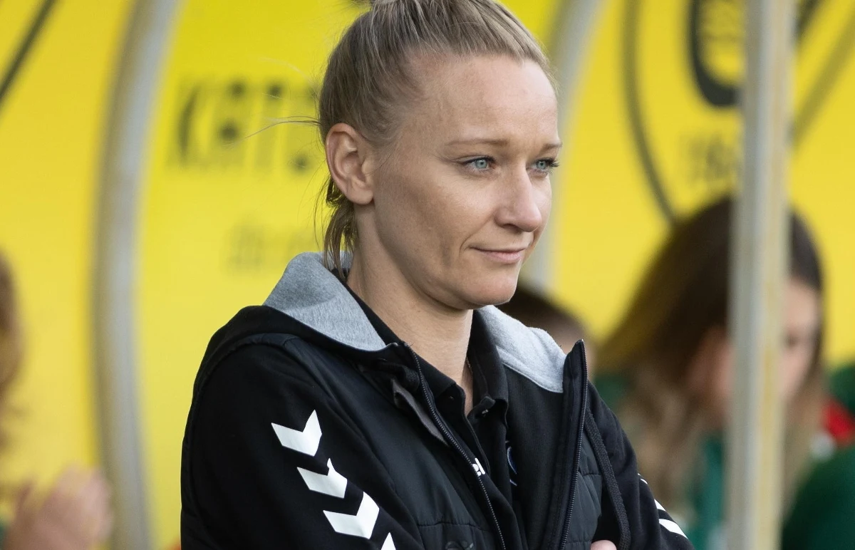 Piłkarki GKS-u Katowice staną w niedzielę przed szansą na osiągnięcie największego sukcesu w historii klubu. Jeżeli zespół ze stolicy województwa śląskiego pokona na wyjeździe Medyk Konin, zostanie mistrzem kraju. "Wicemistrzostwo Polski, które już mamy zapewnione, jest ogromnym sukcesem, ale chcemy zrobić kolejny mały krok i spełnić marzenia o mistrzostwie" – mówi w rozmowie z RMF FM Karolina Koch, która sama jeszcze całkiem niedawno było piłkarką. O przejściu z boiska na ławkę trenerską, a także o nietypowym pseudonimie i brakach w kobiecej piłce z trenerką GKS-u Katowice rozmawiał Wojciech Marczyk z redakcji sportowej RMF FM. 