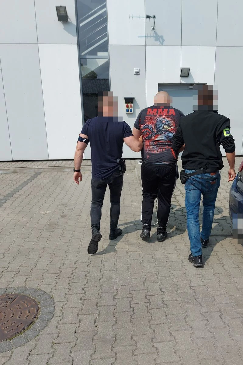 Kilogram amfetaminy przewozili samochodem dwaj mieszkańcy powiatu ryckiego. Policjanci zatrzymali ich na zjeździe z trasy S-17. Obu mężczyznom przedstawiono już zarzuty.

