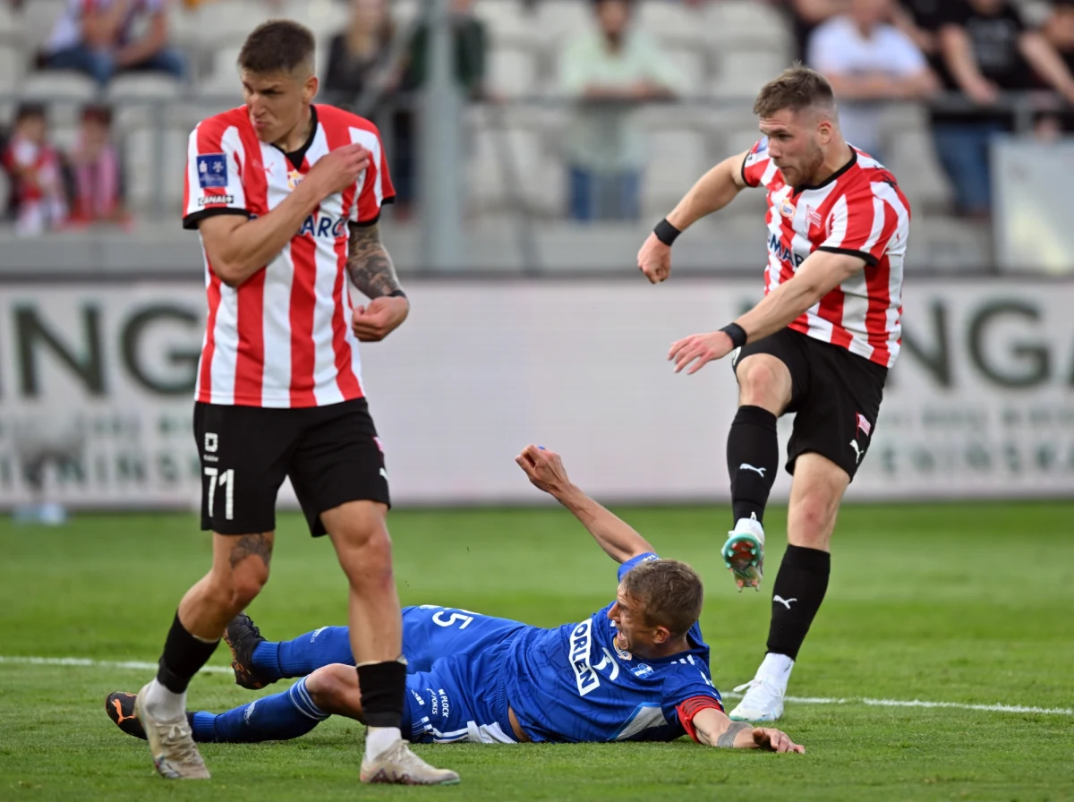 Wisła Płock po wyjazdowej przegranej z Cracovią 0:3 w ostatniej kolejce sezonu 2022/23 została trzecim spadkowiczem z piłkarskiej ekstraklasy. W dzisiejszym meczu Lech Poznań zapewnił sobie trzecie miejsce w tegorocznych rozgrywkach.