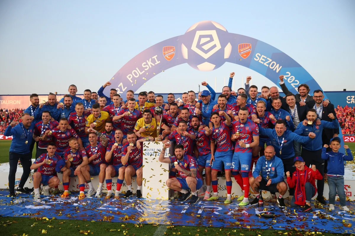 Remisem 1:1 zakończył się mecz Rakowa Częstochowa z Zagłębiem Lubin. Gospodarzy po raz ostatni poprowadził trener Marek Papszun. Przystępując do spotkania piłkarze Rakowa byli już pewni, że będą świętować pierwsze w historii klubu mistrzostwo Polski. 