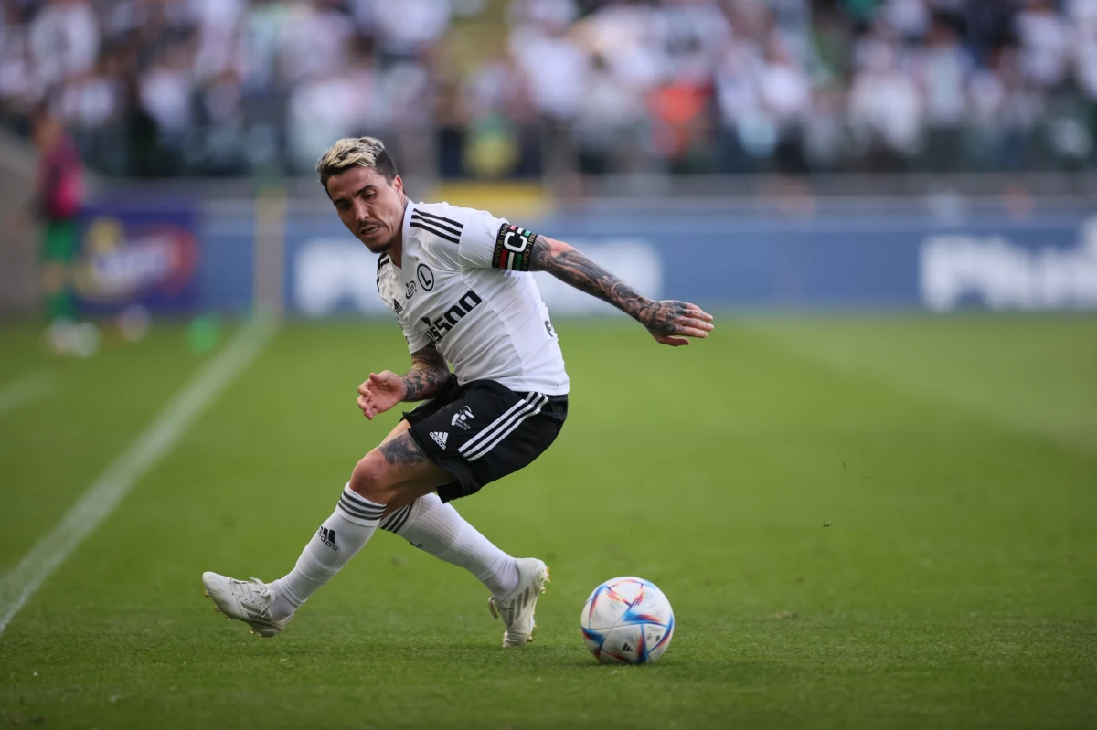 Tuż po zakończeniu ostatniego meczu ligowego sezonu Legia Warszawa poinformowała, że Josue zostaje w klubie na kolejnych 12 miesięcy. Portugalczyk był najjaśniejszym punktem drużyny. Przedłużenie umowy z piłkarzem było w klubie traktowane priorytetowo.