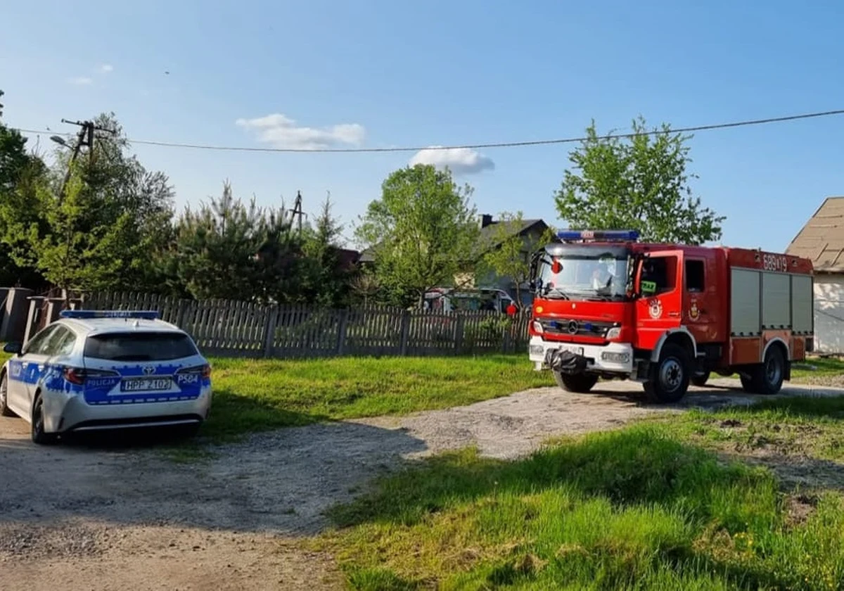 Groźnie wyglądający incydent w Niegowoniczkach w powiecie zawierciańskim. Na dachu jednego z budynków wylądował spadochroniarz. 