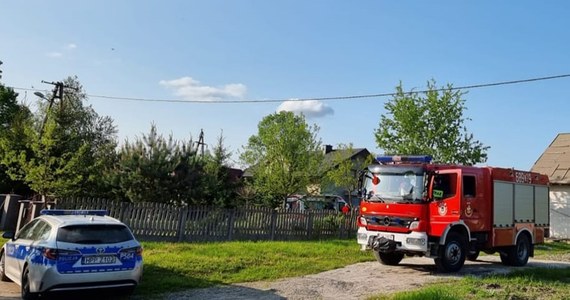 Groźnie wyglądający incydent w Niegowoniczkach w powiecie zawierciańskim. Na dachu jednego z budynków wylądował spadochroniarz. 