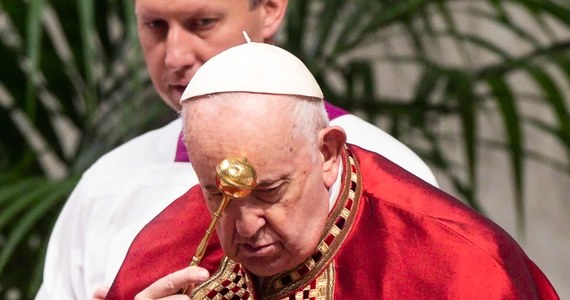 Papież Franciszek podczas mszy w przypadającą w niedzielę uroczystość Zesłania Ducha Świętego powiedział: "jakże wiele wojen, jak wiele konfliktów" jest na świecie. "Niewiarygodnym zdaje się zło, jakie może wyrządzić człowiek"- dodał. W bazylice Świętego Piotra modlił się o odnowę oblicza ziemi.
