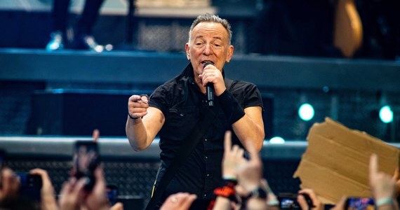 Amerykański piosenkarz Bruce Springsteen upadł podczas sobotniego koncertu w Johan Cruijff ArenA w Amsterdamie. Upadek wyglądał groźnie, jednak po chwili 73-letni artysta podniósł się i niezrażony kontynuował swój występ