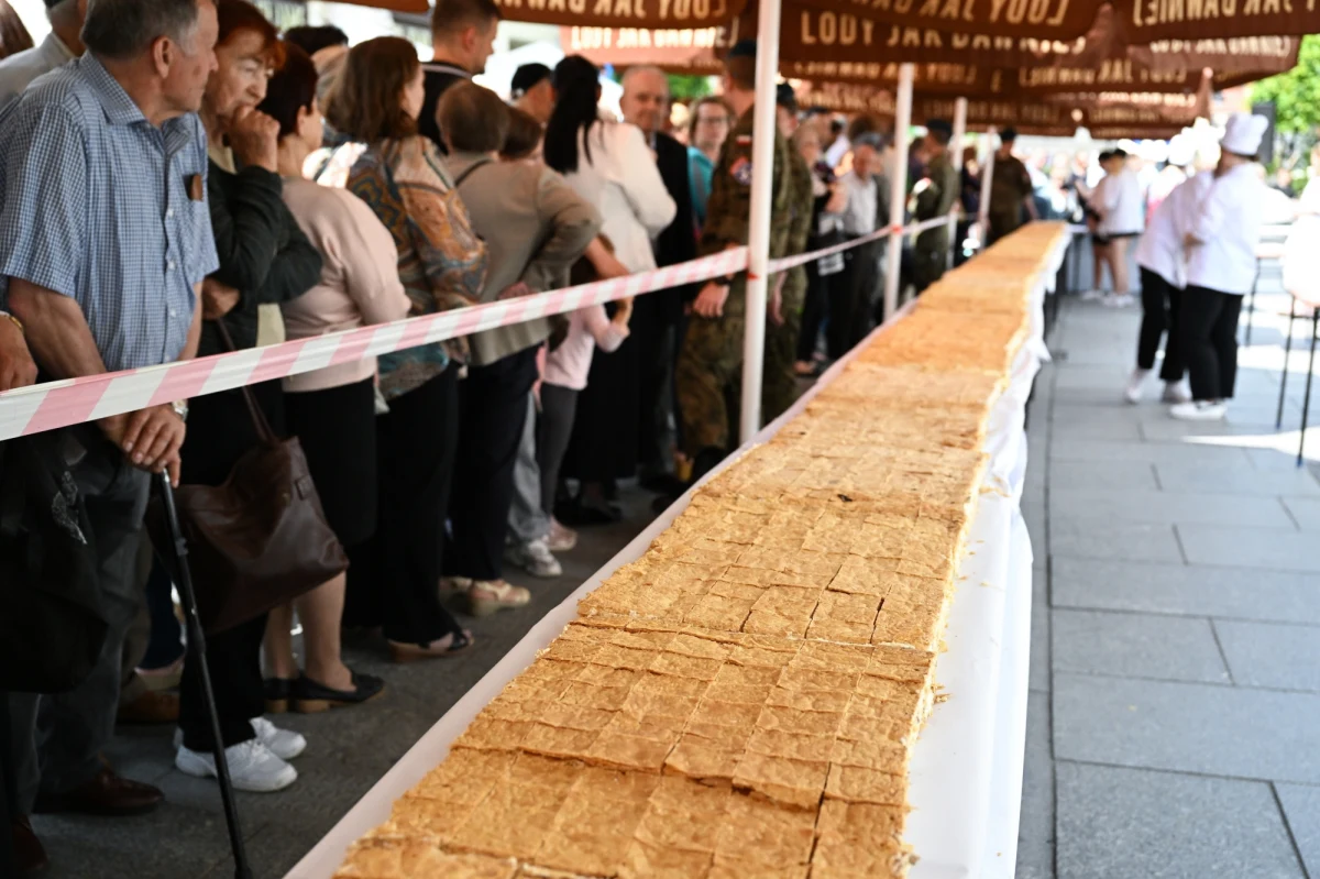 Rzeszowscy cukiernicy z okazji przypadającej w tym roku 103. rocznicy urodzin Jana Pawła II przygotowali mierzącą 103 metry kremówkę papieską. Została ona dziś podzielona na 14 tysięcy porcji, które rozdano chętnym przy kościele Świętego Krzyża w Rzeszowie.