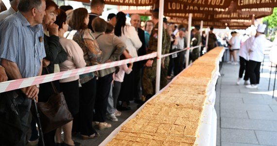 Rzeszowscy cukiernicy z okazji przypadającej w tym roku 103. rocznicy urodzin Jana Pawła II przygotowali mierzącą 103 metry kremówkę papieską. Została ona dziś podzielona na 14 tysięcy porcji, które rozdano chętnym przy kościele Świętego Krzyża w Rzeszowie.